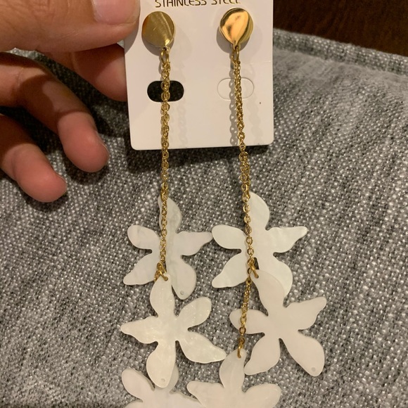 Flower drop earrings🌸 - Picture 2 of 3